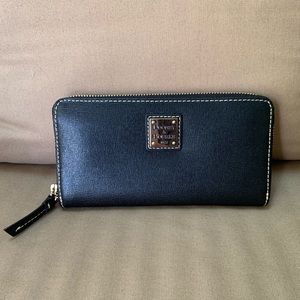 NWOT Dooney & Bourke Large Zip Around Wristlet Wallet in Black